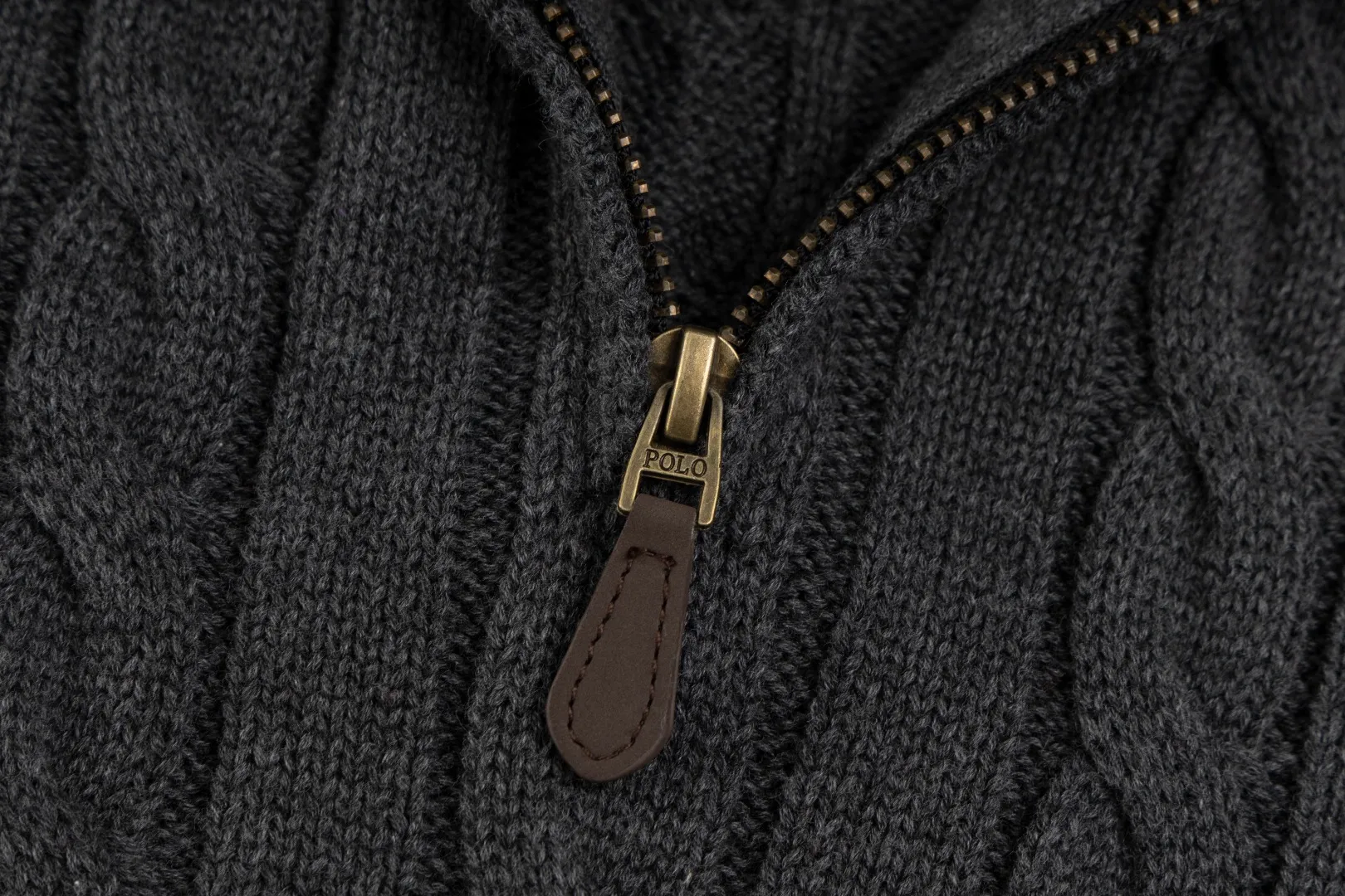 P236 #R92 RALPH LAUREN Ralph Lauren fifteen colors classic small label embroidery logo turtleneck pullover half-zip knitted cable sweater with high-density LOGO embroidery on the chest and original customized tag accessories. Made of pure cotton yarn, pure cotton is skin-friendly and comfortable, small label war horse embroidered twist turtleneck sweater 🐎 high quality, follow the blogger to learn how to wear it! Let’s buy a Ralph Lauren cable sweater. It’s a super hard-to-find series after it became popular. It’s hard to find one on the official website. It’s simple and practical to wear, with a lazy and loose feel. The thickened fabric has more texture, feels soft and delicate, and has a loose fit. Whether worn alone or layered, you can wear different styles of fashion with just one piece!   Size：XS S M L